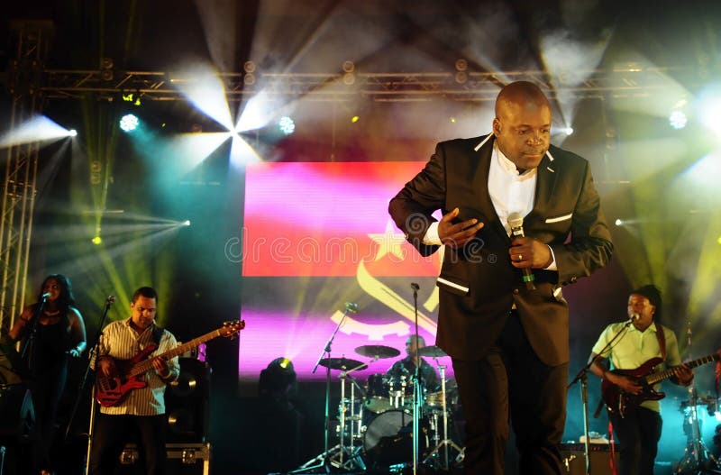 Rei Helder, Stadiummusici, de Vlagachtergrond van Angola, Beroemdheid het Dansen royalty-vrije stock fotografie Rei Helder, Stadiummusici, de Vlagachtergrond van Angola, Beroemdheid het Dansen royalty-vrije stock fotografie