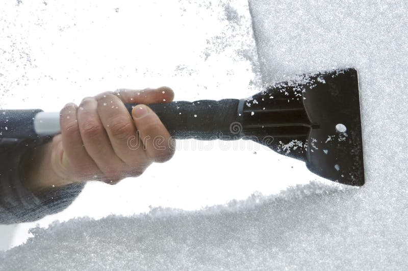 Mann Schneidet Schnee Aus Autohaube Mit Bürste. Person, Die Im