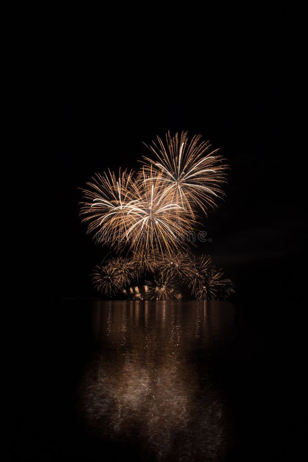 Reiche Feuerwerke des goldenen Regens über Oberfläche von Brnos Verdammung mit Reflexion auf der Oberfläche von See lizenzfreie stockfotos Reiche Feuerwerke des goldenen Regens über Oberfläche von Brnos Verdammung mit Reflexion auf der Oberfläche von See lizenzfreie stockfotos