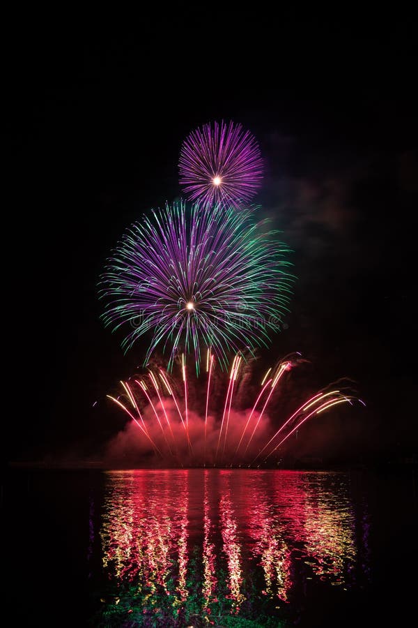 Reiche und bunte Feuerwerke über Oberfläche von Brnos Verdammung mit Reflexion auf der Oberfläche von See stockfotos Reiche und bunte Feuerwerke über Oberfläche von Brnos Verdammung mit Reflexion auf der Oberfläche von See stockfotos
