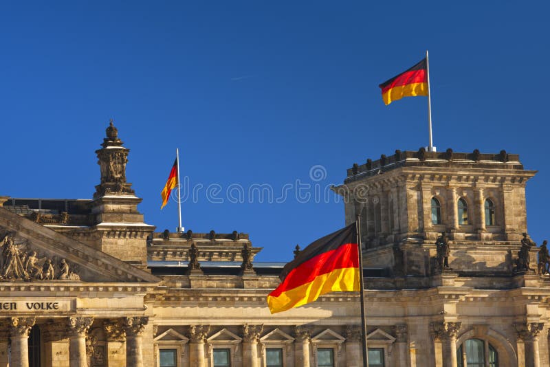 Reichstag com bandeiras alemãs fotos de stock royalty free Reichstag com bandeiras alemãs fotos de stock royalty free
