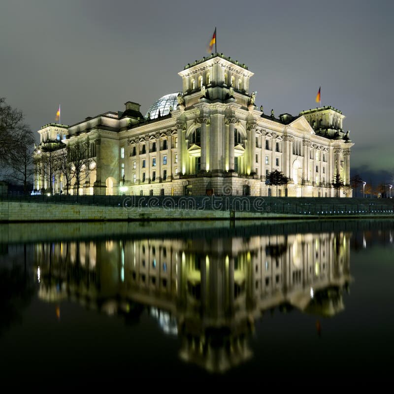 Reichstag di Berlino alla notte fotografia stock Reichstag di Berlino alla notte fotografia stock