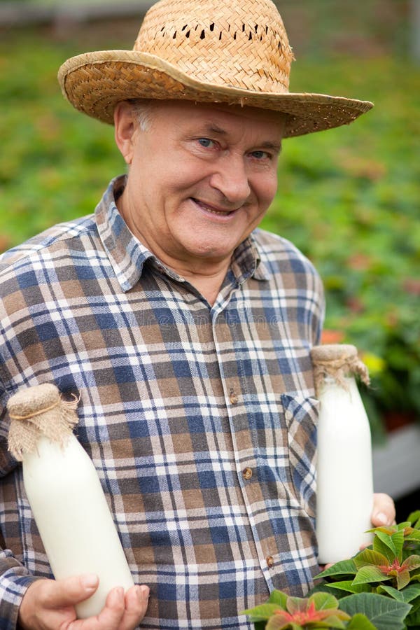 Reife Arbeitskraft mit Milchprodukten in der Natur stockfoto Reife Arbeitskraft mit Milchprodukten in der Natur stockfoto