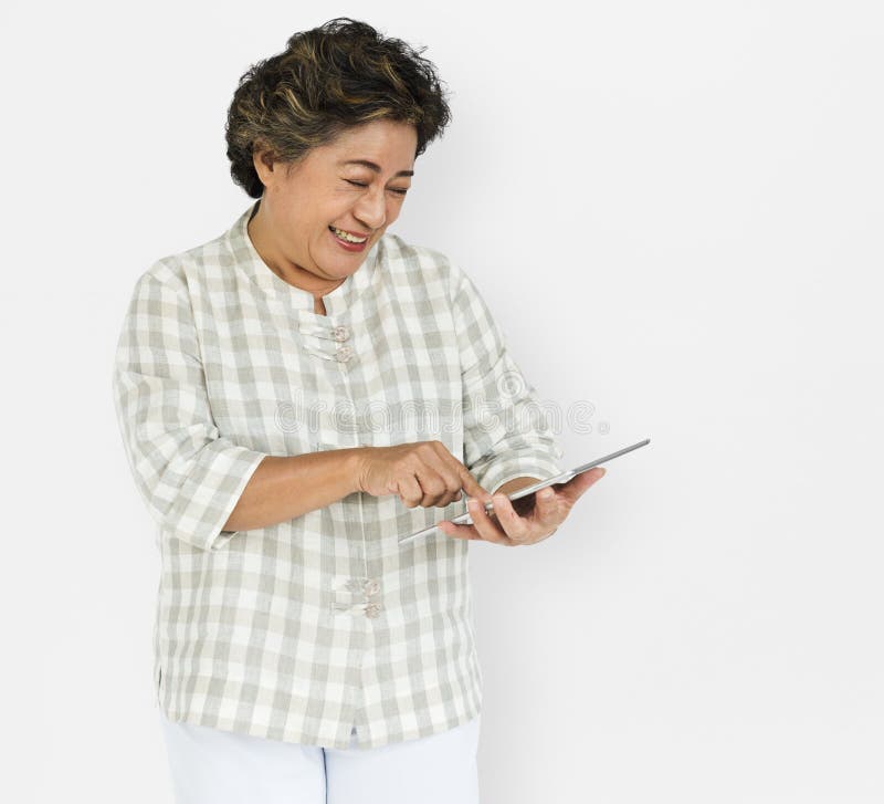 Reife Frau hält Tablet – Konzept stockfoto