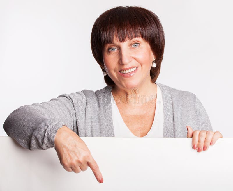 Reife Frau hält ein Plakat lizenzfreie stockbilder Reife Frau hält ein Plakat lizenzfreie stockbilder