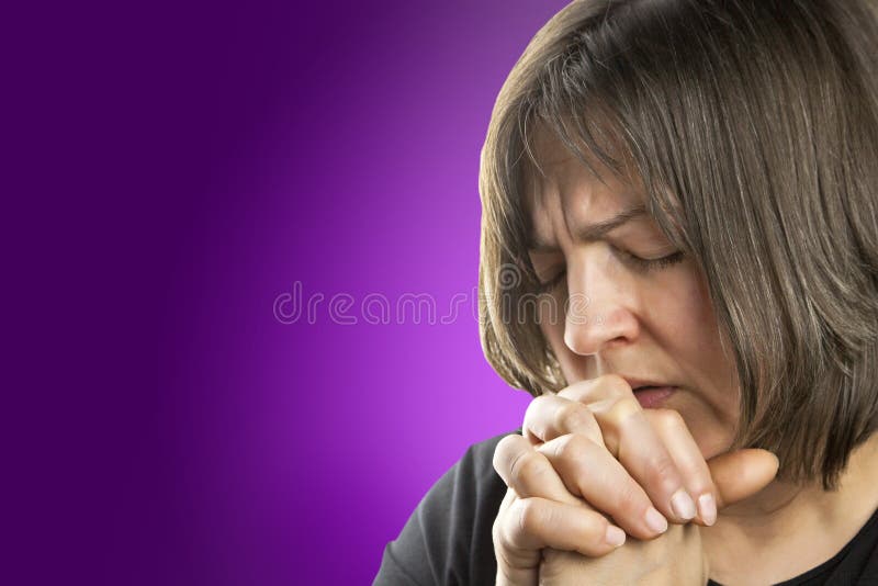 Reife Frau im inbrünstigen Gebet lizenzfreies stockbild Reife Frau im inbrünstigen Gebet lizenzfreies stockbild