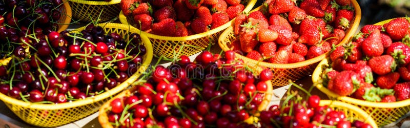 Reife Kirschkirsche Rote Erdbeere im Korb Vitamin und Nähren fruit und meter natürliches Einkaufen organisches nützliches lizenzfreies stockfoto Reife Kirschkirsche Rote Erdbeere im Korb Vitamin und Nähren fruit und meter natürliches Einkaufen organisches nützliches lizenzfreies stockfoto