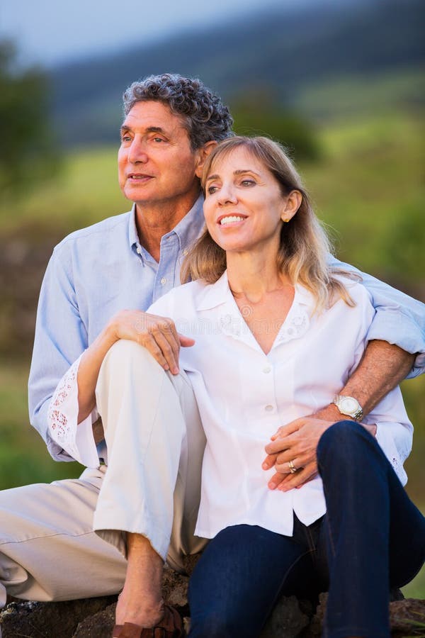 Reife Mittelalterpaare in der Liebe lizenzfreie stockfotografie
