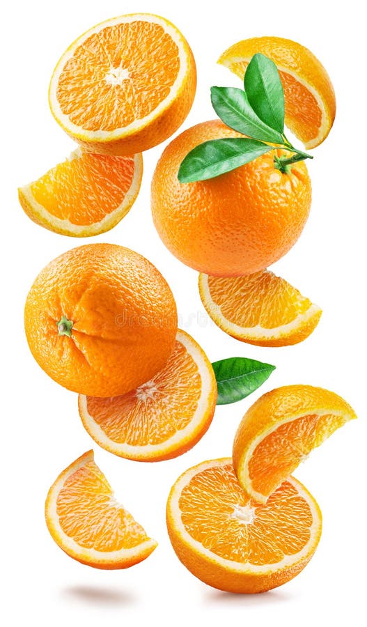 Reife Orangen mit halben Blättern und Scheiben mit orangefarbenen Blättern fallen zufällig ab oder schweben auf weißem Hintergrund lizenzfreies stockfoto