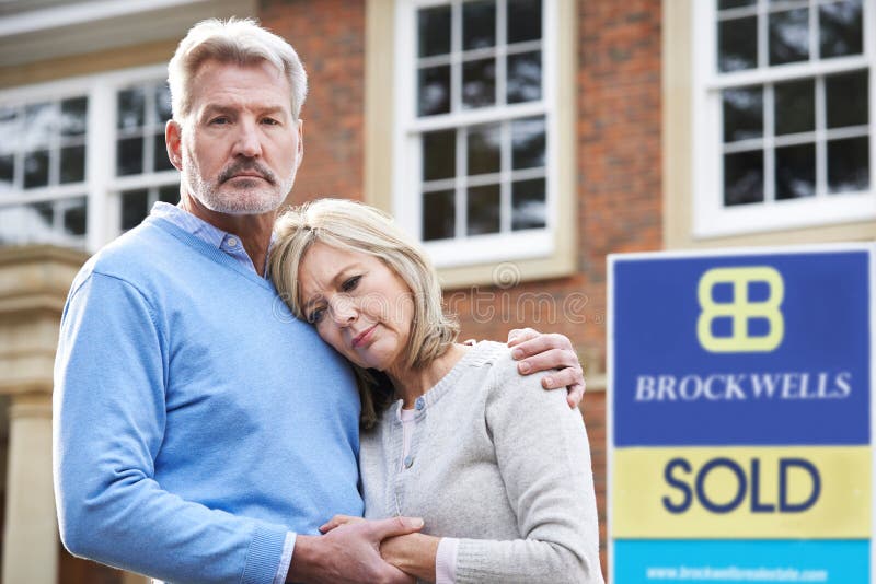 Reife Paare gezwungen, um durch Finanzprobleme nach Hause zu verkaufen lizenzfreies stockbild Reife Paare gezwungen, um durch Finanzprobleme nach Hause zu verkaufen lizenzfreies stockbild