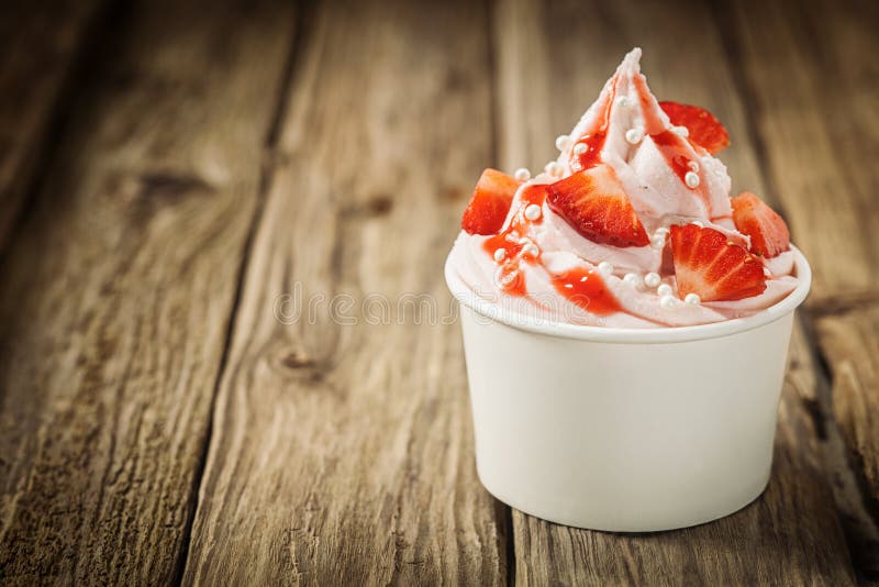 Reife rote Erdbeeren und gefrorener Jogurt stockfotografie Reife rote Erdbeeren und gefrorener Jogurt stockfotografie