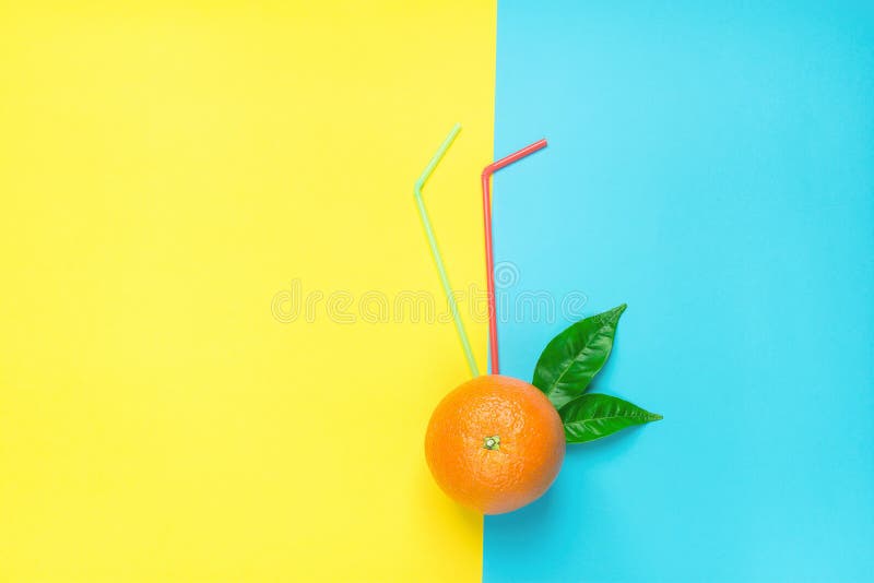 Reife saftige ganze Orange mit Grün-Blatt-Trinkhalmen auf gelbem blauem Hintergrund Duotone Frische Saft-Sommer-Cocktails stockbilder Reife saftige ganze Orange mit Grün-Blatt-Trinkhalmen auf gelbem blauem Hintergrund Duotone Frische Saft-Sommer-Cocktails stockbilder