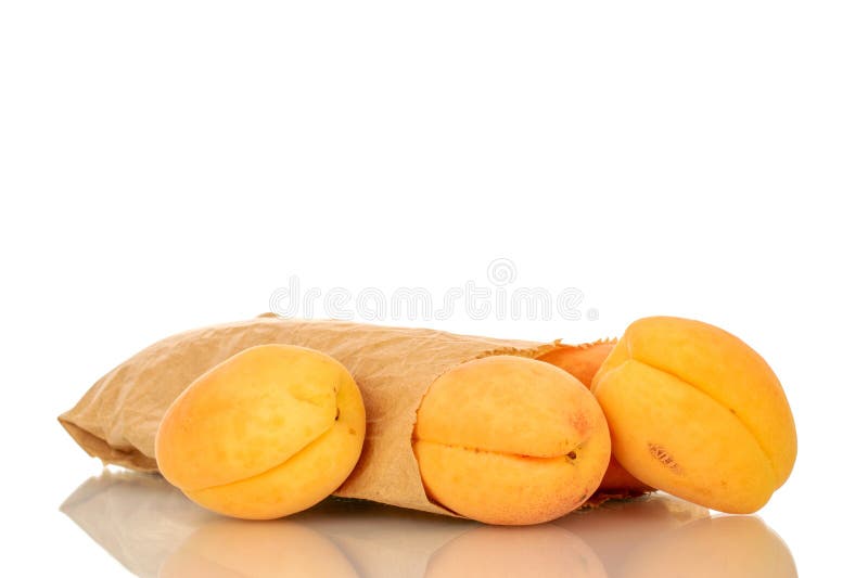 Reife süße Aprikosen mit Küchenutensilien isoliert auf schwarzem weißem Hintergrund und Topansicht. lizenzfreies stockfoto