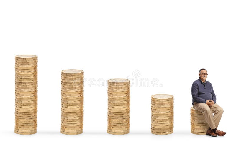 Reifender Mann sitzt auf einem Münzhaufen lizenzfreies stockfoto