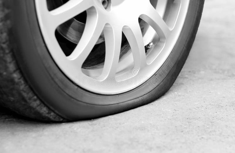 Reifenpanne auf dem Auto Silbernes geschmiedetes Rad Abschluss oben