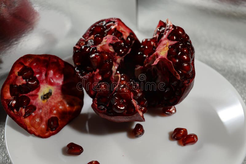 Reifenpomegranat auf weißem Grund schneiden lizenzfreie stockbilder Reifenpomegranat auf weißem Grund schneiden lizenzfreie stockbilder