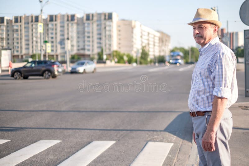 Reifer europäischer Mann, der wartet, um Straße zu kreuzen stockbild Reifer europäischer Mann, der wartet, um Straße zu kreuzen stockbild