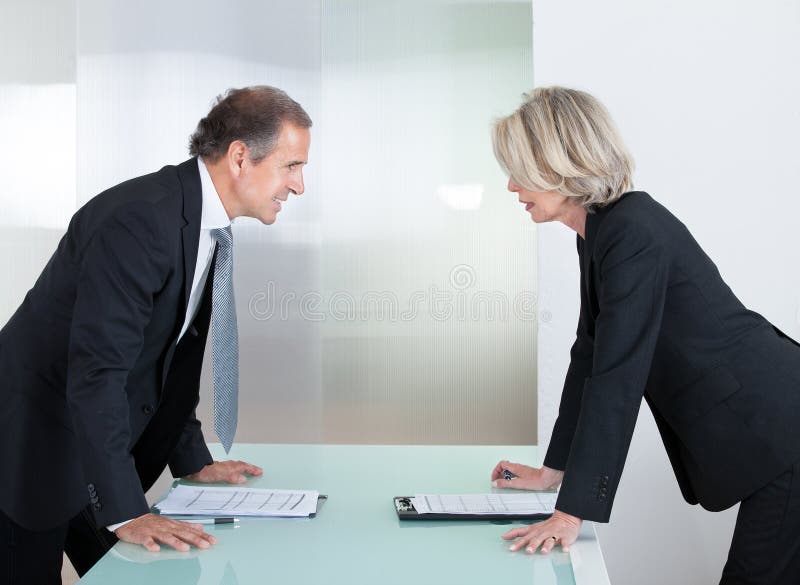 Reifer Geschäftsmann And Businesswoman Fighting lizenzfreie stockfotos Reifer Geschäftsmann And Businesswoman Fighting lizenzfreie stockfotos