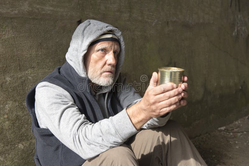 Reifer obdachloser Mann, der oben, eine leere Blechdose halten eingezogen schaut stockfotos Reifer obdachloser Mann, der oben, eine leere Blechdose halten eingezogen schaut stockfotos