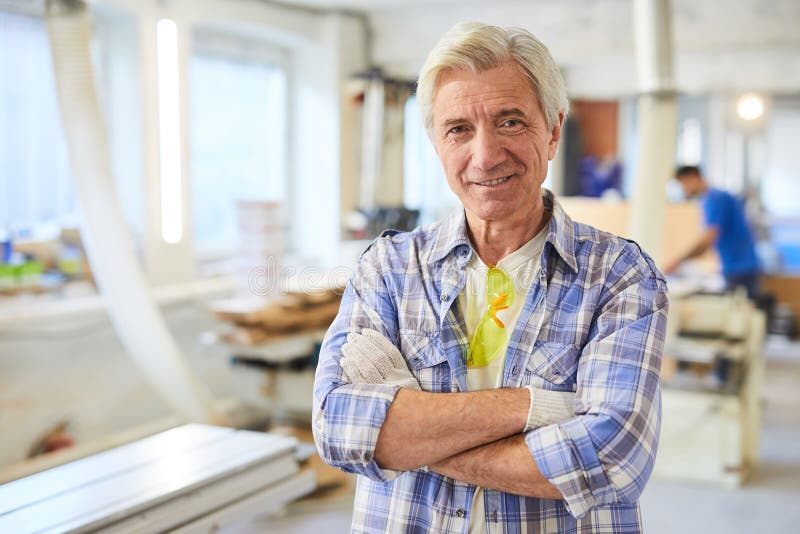 Reifer Tischler in der Werkstatt stockbild Reifer Tischler in der Werkstatt stockbild