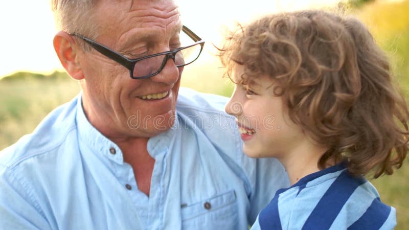 Reifer Vater und Sohn ist ein Schüler Spätes Kind Nahaufnahmeporträt eines glücklichen Großvaters und des Enkels Glückliche Famil