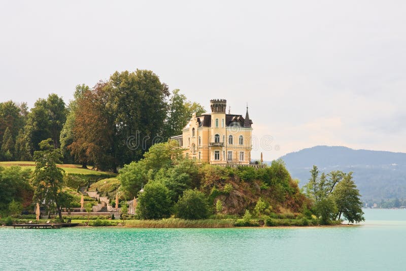 Reifnitz-Schloss auf See-Wert in Kärnten, Österreich lizenzfreie stockfotografie Reifnitz-Schloss auf See-Wert in Kärnten, Österreich lizenzfreie stockfotografie