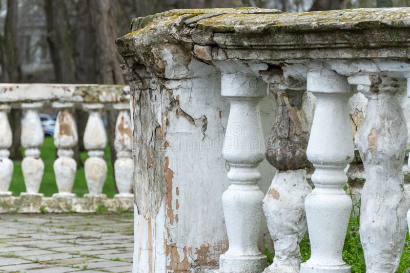 Reihe antiker Steineigen im Stadtpark nah. ruinierte Zeitspanne. lizenzfreie stockfotografie