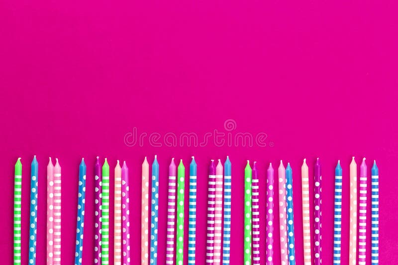 Reihe von bunten Kerzen auf rosa Neonhintergrund stockbilder Reihe von bunten Kerzen auf rosa Neonhintergrund stockbilder