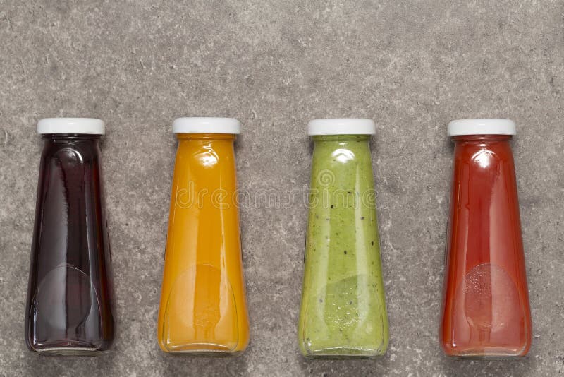 Reihe von gesunden frischen Obst- und Gemüse Smoothies, Draufsicht Gesundes, sauberes Essen, strenger Vegetarier, Vegetarier, Det lizenzfreies stockfoto Reihe von gesunden frischen Obst- und Gemüse Smoothies, Draufsicht Gesundes, sauberes Essen, strenger Vegetarier, Vegetarier, Det lizenzfreies stockfoto