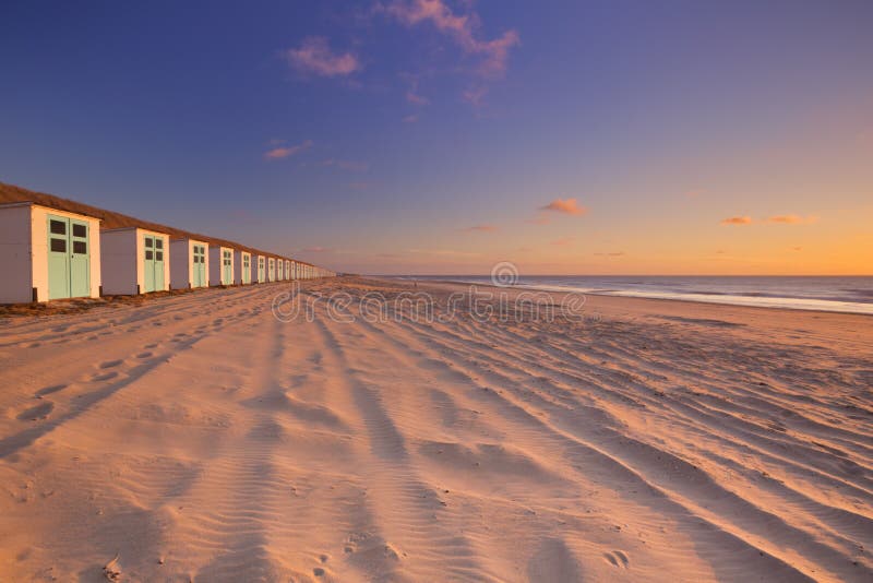 Reihe von Strandhütten bei Sonnenuntergang, Texel, die Niederlande