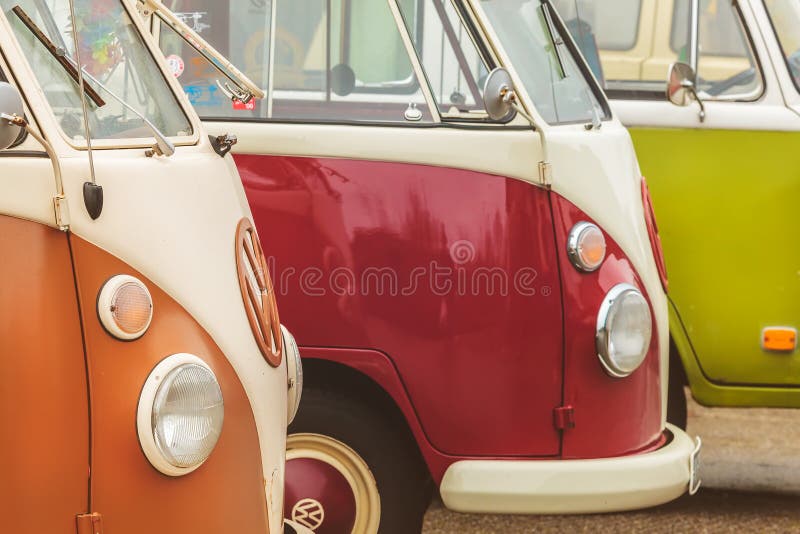Reihe von Weinlese Volkswagen-Transporterbussen von den Siebzigern lizenzfreie stockfotografie Reihe von Weinlese Volkswagen-Transporterbussen von den Siebzigern lizenzfreie stockfotografie