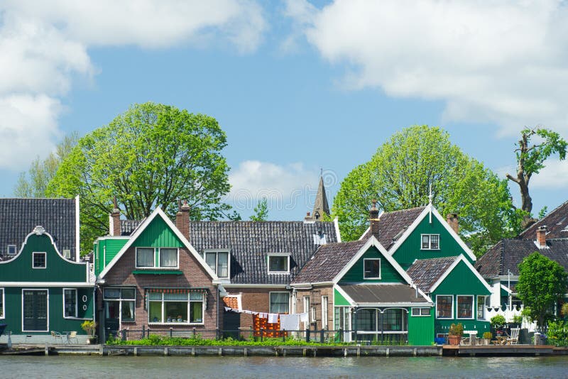 Reihenhäuser im typischen niederländischen Dorf stockbild Reihenhäuser im typischen niederländischen Dorf stockbild
