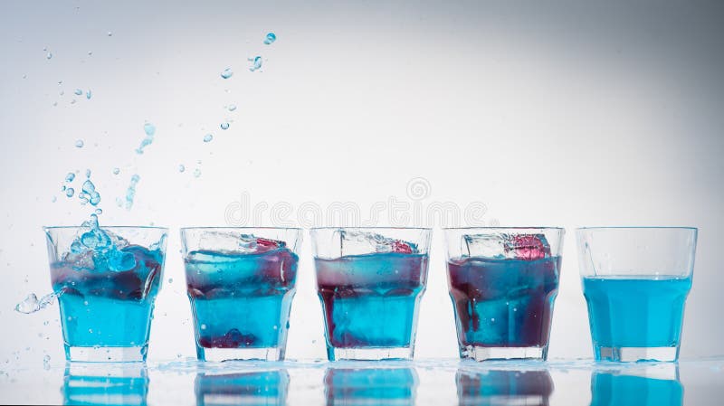 Reihenlinie der Schale und der Schnapsgläser lizenzfreie stockfotos Reihenlinie der Schale und der Schnapsgläser lizenzfreie stockfotos