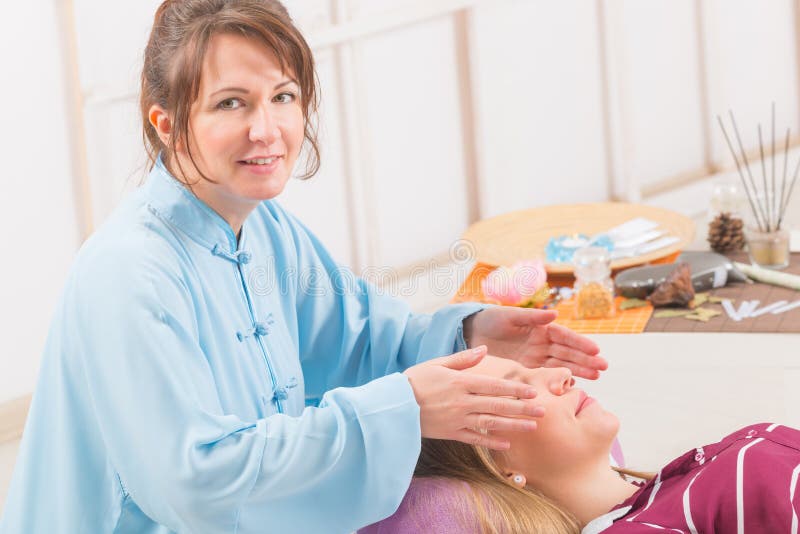 Reiki profissional que cura foto de stock royalty free Reiki profissional que cura foto de stock royalty free