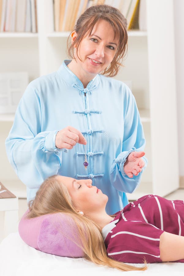 Reiki profissional que cura imagens de stock Reiki profissional que cura imagens de stock