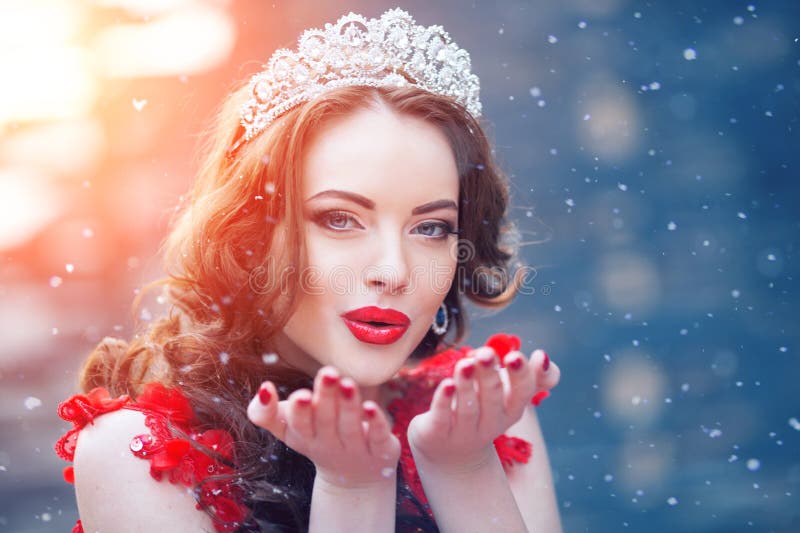 Reina de la nieve en rojo Mujer del invierno en corona en un vestido y un rojo rojos fotos de archivo Reina de la nieve en rojo Mujer del invierno en corona en un vestido y un rojo rojos fotos de archivo