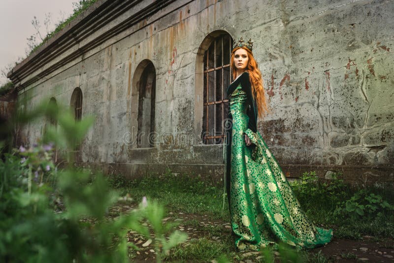 Mujer En Vestido Medieval Verde Foto de archivo - Imagen de bola, princesa:  96979576