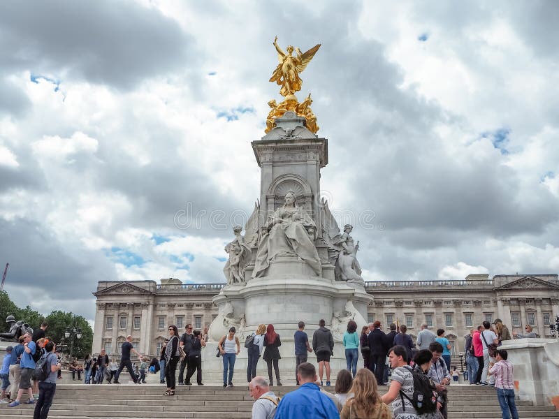 Reina Victoria Statue, Buckingham Palace, el hogar de la reina de Inglaterra, Londres imagen de archivo libre de regalías Reina Victoria Statue, Buckingham Palace, el hogar de la reina de Inglaterra, Londres imagen de archivo libre de regalías