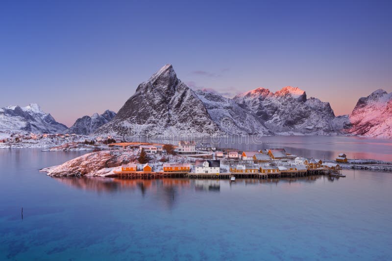 Reine auf den Lofoten-Inseln in Nord-Norwegen im Winter stockfotografie Reine auf den Lofoten-Inseln in Nord-Norwegen im Winter stockfotografie