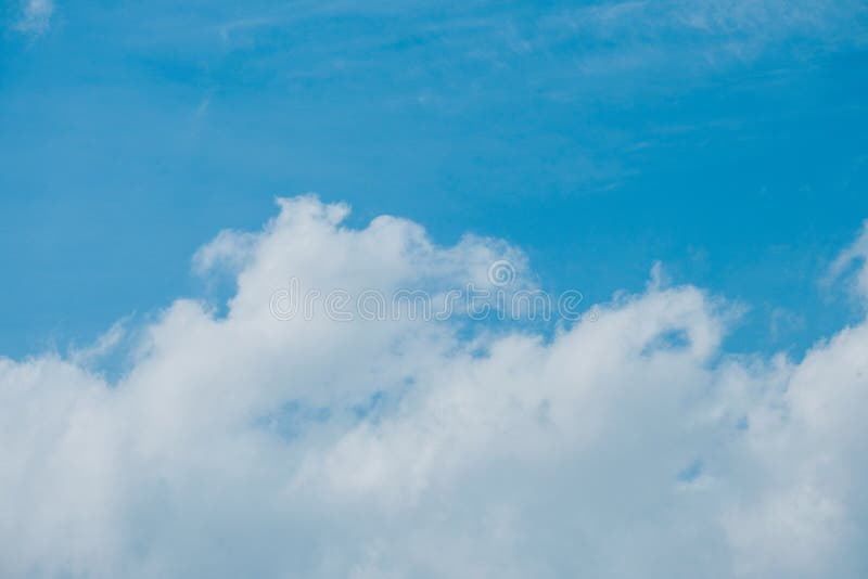 Reine weiße Wolken, die den unteren Bereich des Blickfeldes mit blauem Himmel oberhalb bedecken