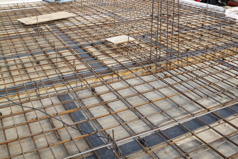 Reinforcement of concrete with metal rods connected by wire. vie