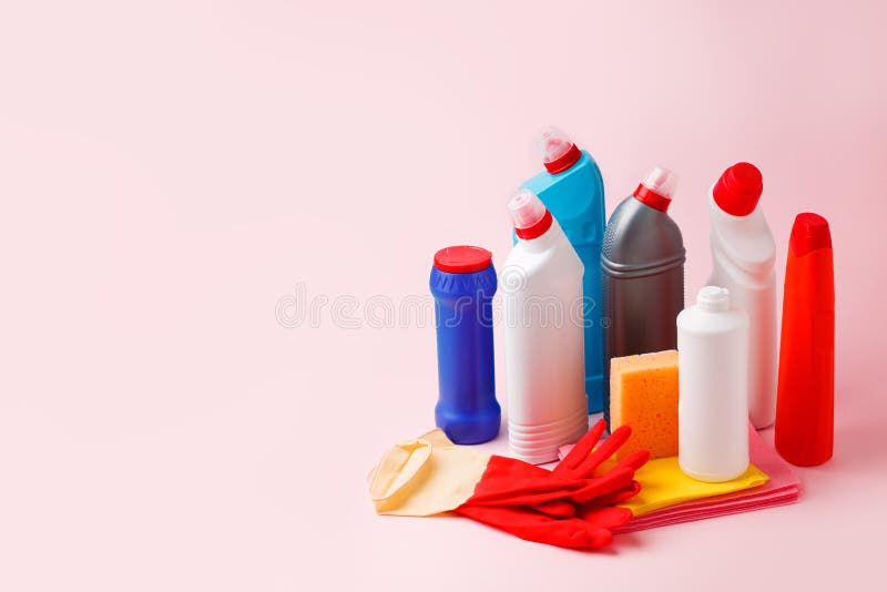 Reinigende Plastikflaschen auf rosa Pastellhintergrund Die Reinigungsanlage für waschenden Dienste des Hauses Gesundheits-, Benut