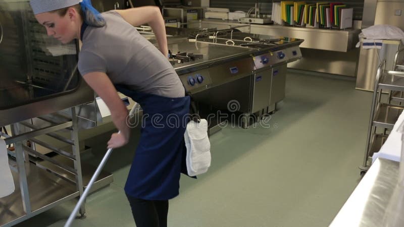 Reinigingsmachine van een keuken die de vloer afvegen