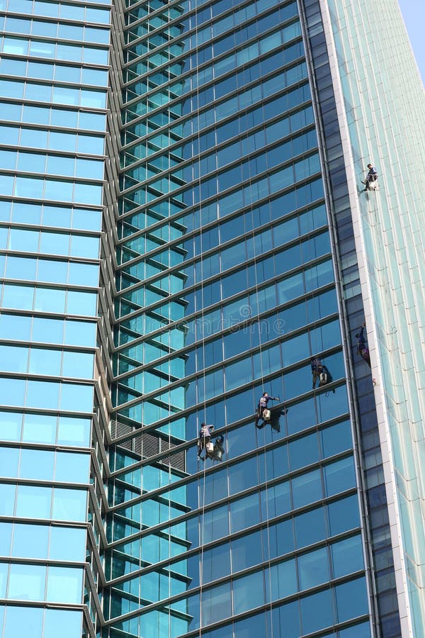 Reinigung der Fenster redaktionelles stockfoto. Bild von