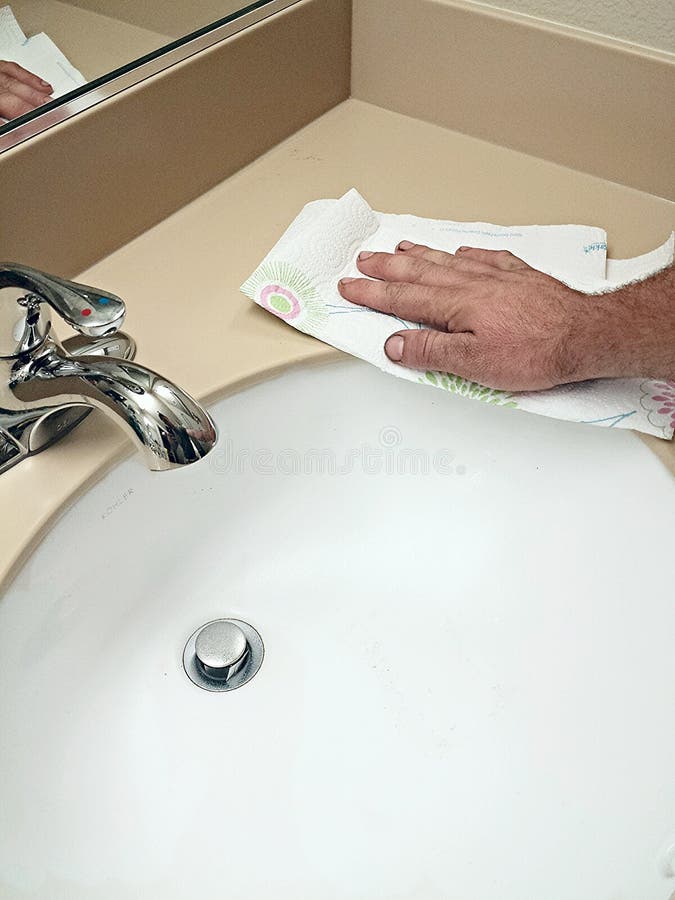 Reinigung, die eine Badezimmerwanne säubert lizenzfreies stockbild Reinigung, die eine Badezimmerwanne säubert lizenzfreies stockbild