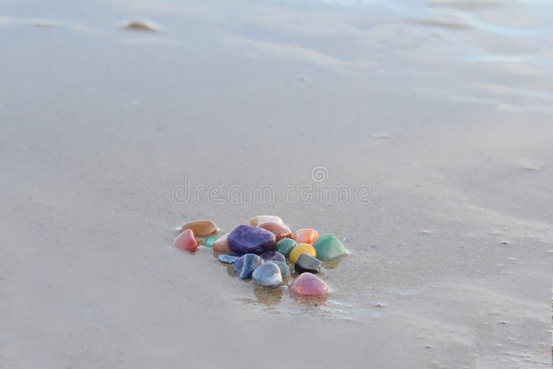 Reinigung von chakra Steinen durch das Meer