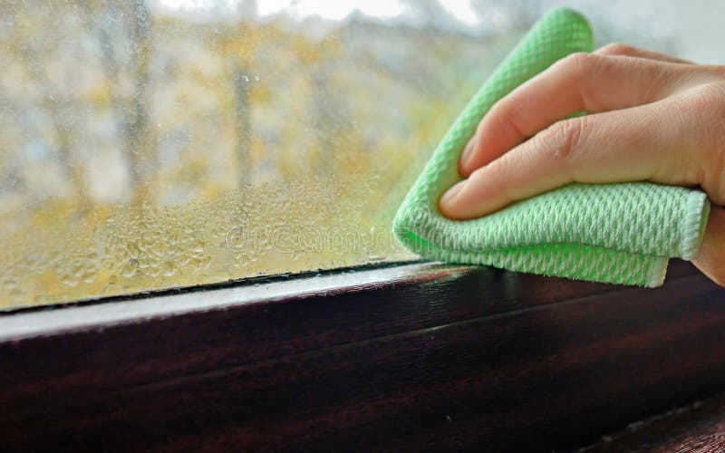 Feuchtigkeit Fenster / FEUCHTIGKEIT UND KONDENSWASSER AM