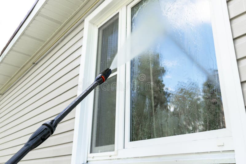 Reinigungsservice-Reinigungsgebäudefassade und -fenster mit Druckwasser Schmutzige Reinigungswand mit Hochdruckwasserstrahl Energ stockbilder Reinigungsservice-Reinigungsgebäudefassade und -fenster mit Druckwasser Schmutzige Reinigungswand mit Hochdruckwasserstrahl Energ stockbilder