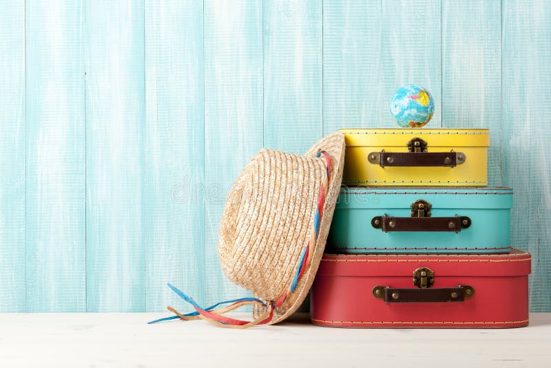Reisconcept met retro stijlkoffers, strohoed en bol o royalty-vrije stock afbeelding Reisconcept met retro stijlkoffers, strohoed en bol o royalty-vrije stock afbeelding