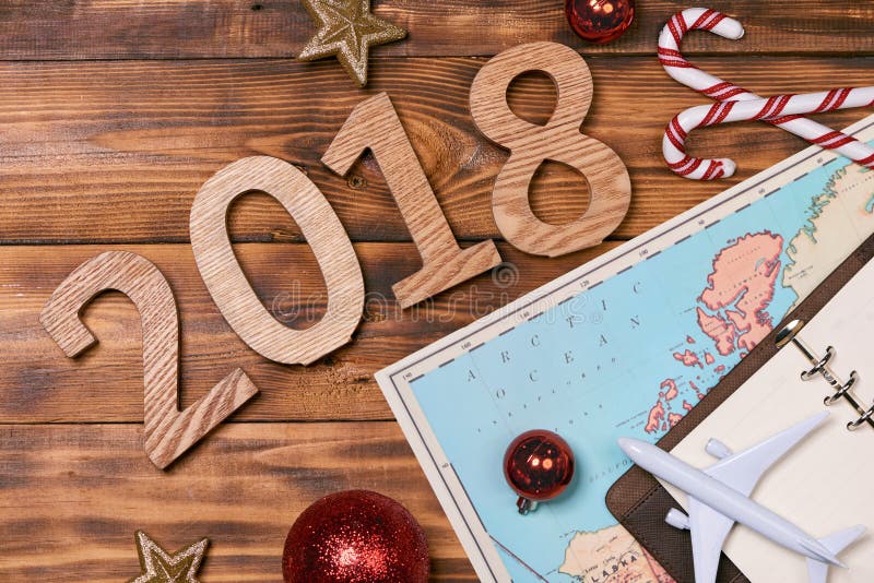 Reisconcept op houten lijst Kerstmisdecoratie, kaart en wo royalty-vrije stock fotografie Reisconcept op houten lijst Kerstmisdecoratie, kaart en wo royalty-vrije stock fotografie